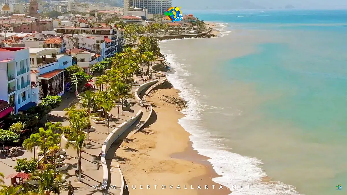 Malecón del centro de Puerto Vallarta mirando al sur