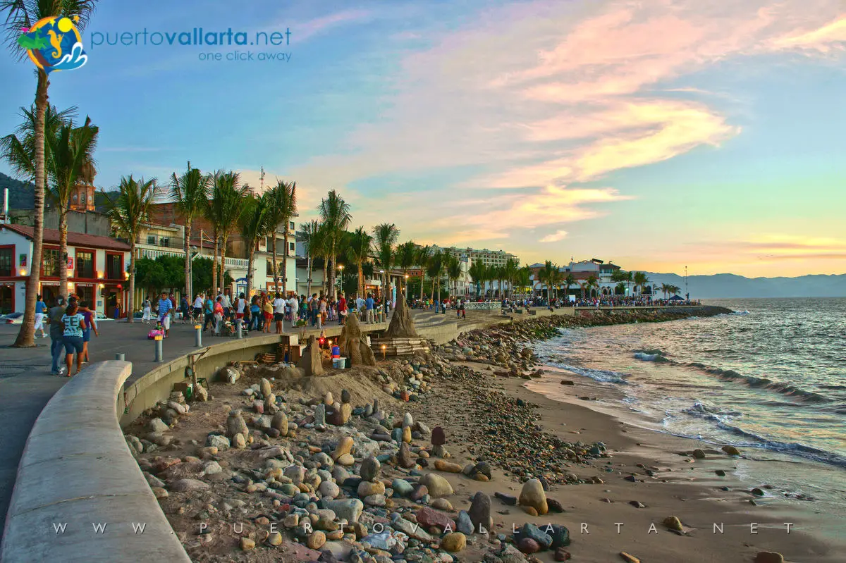 Puerto Vallarta Malecon al atardecer