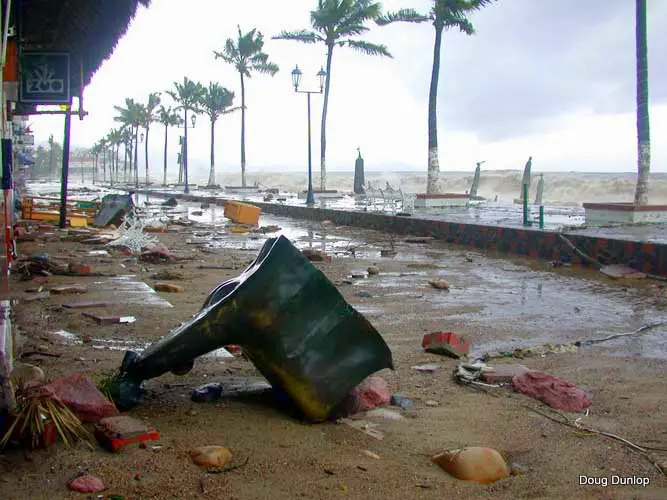 Huracán Kenna en 2002 dañó severamente el Malecón de Puerto Vallarta