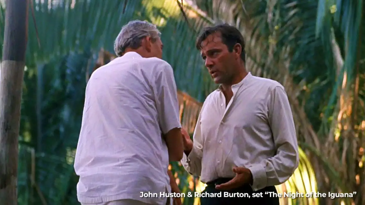 El Director John Huston y el actor Richard Burton conversan en el set de La Noche de la Iguana (1963, Mismaloya, Puerto Vallarta)