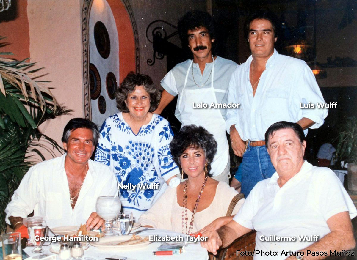 Elizabeth Taylor, George Hamilton, Nelly Wulff, Luis I. Wulff & Lalo Amador (1986 Las Palomas Restaurant) Photo: Arturo Pasos Muñoz