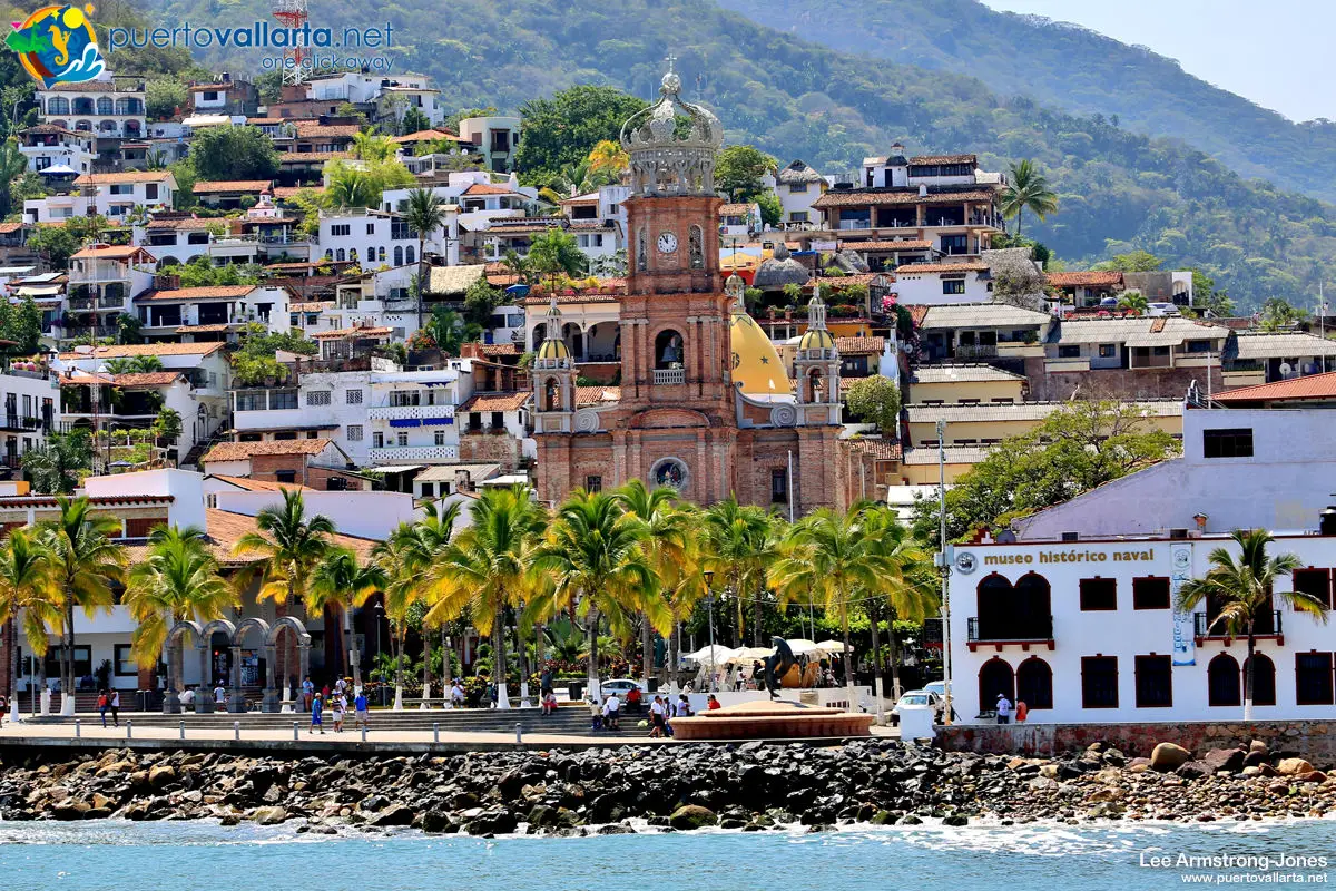 Parroquia de Nuestra Señora de Guadalupe y el centro de Puerto Vallarta