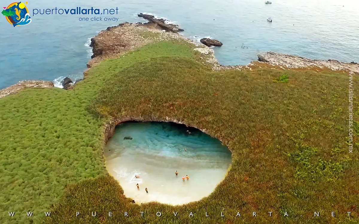 Islas Marietas vista aérea Playa Escondida a través del cráter