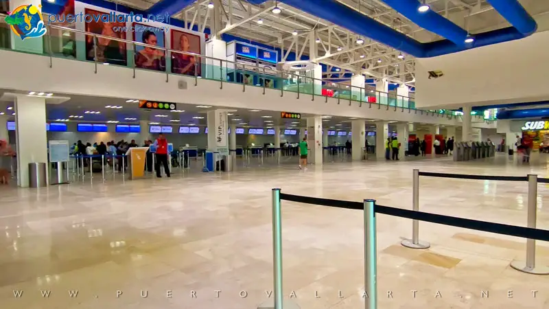 Mostradores de aerolíneas para el registro y entrega de equipaje en el lobby del Aeropuerto de Puerto Vallarta