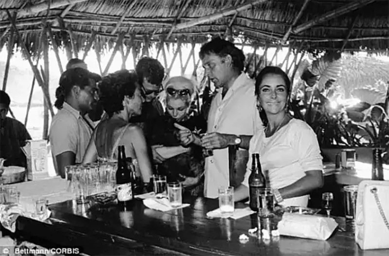 Richard Burton and Elizabeth Taylor statue at the entrance to Casa