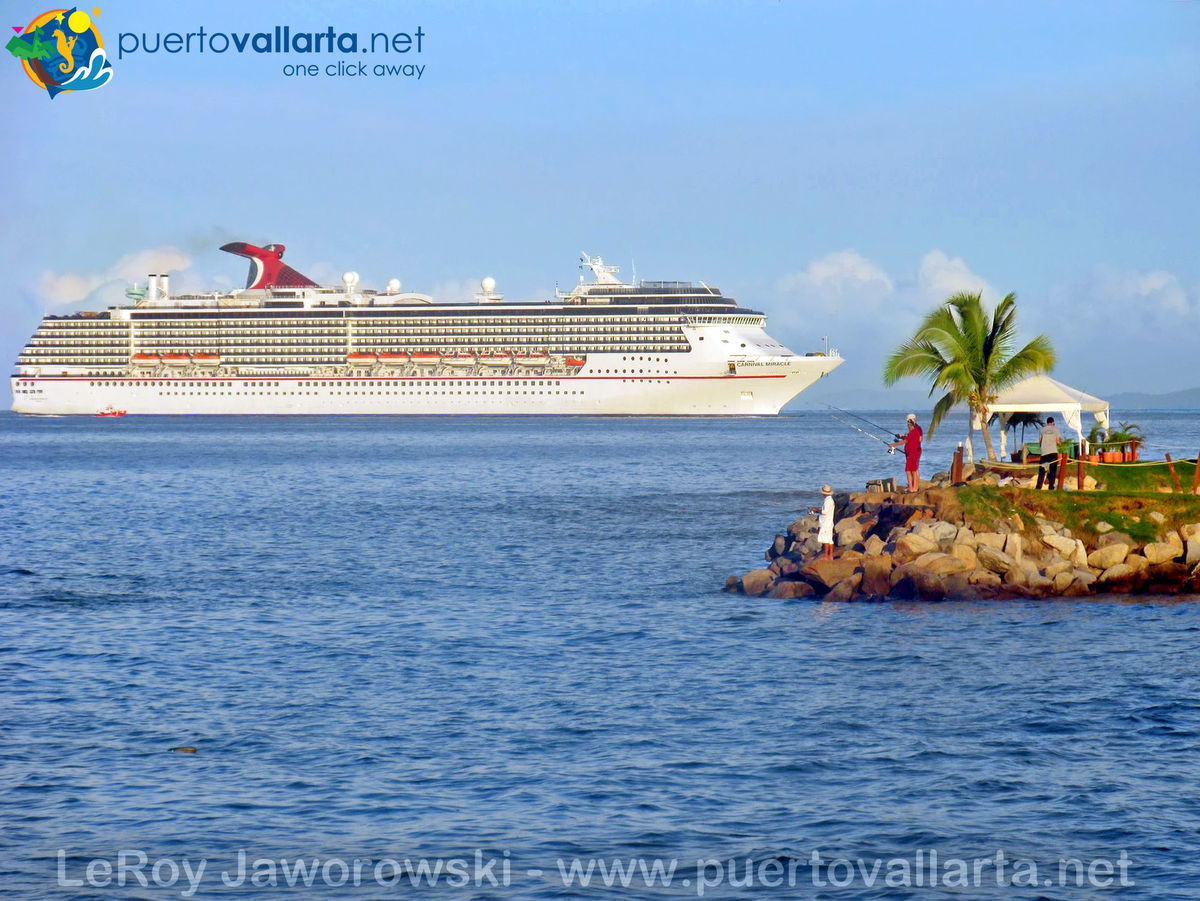 Crucero, Puerto Vallarta de LeRoy Jaworowski‎