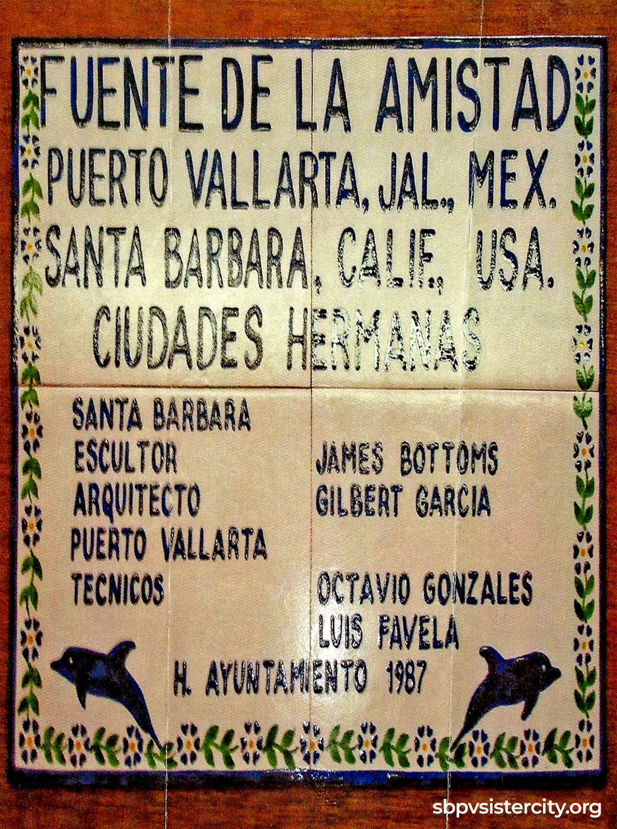Fuente de la Amistad, placa conmemorativa 1987