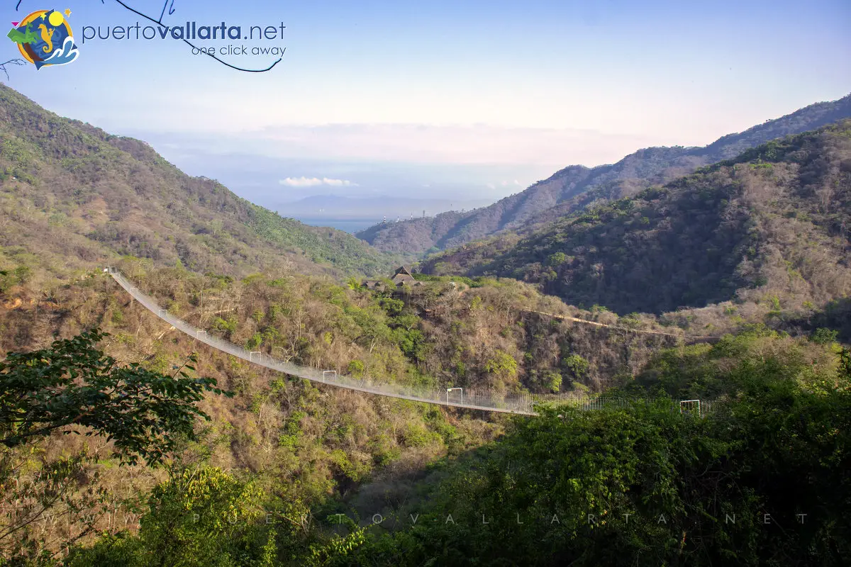 Puente El Jorullo, vista desde el lado este, Puerto Vallarta en la distancia