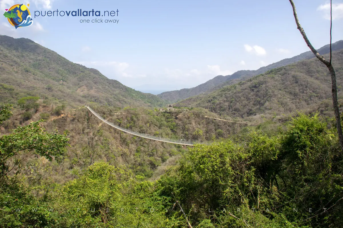 Puente El Jorullo, vista desde el lado este, Puerto Vallarta en la distancia