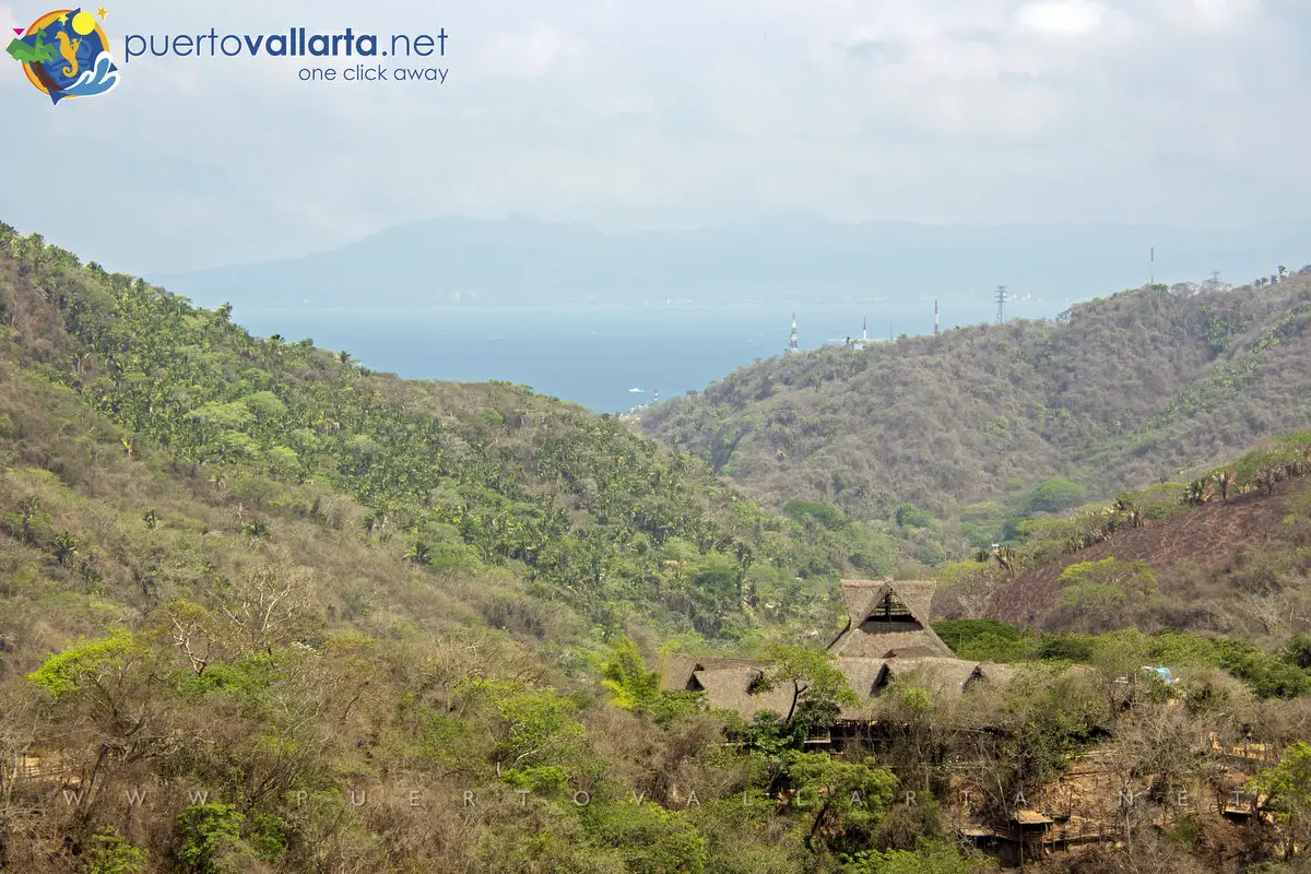 Restaurante Canopy River y la Bahía de Banderas en la distancia