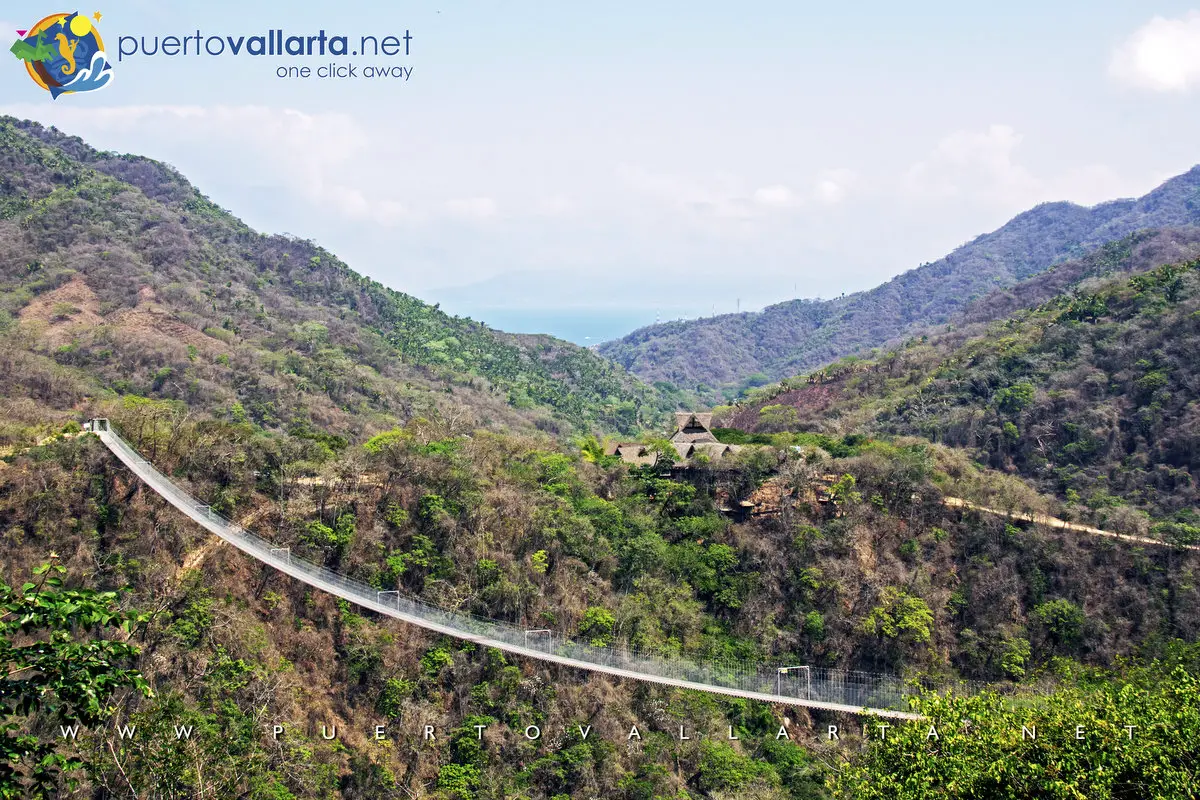 Puente El Jorullo, vista desde el lado este, Puerto Vallarta en la distancia