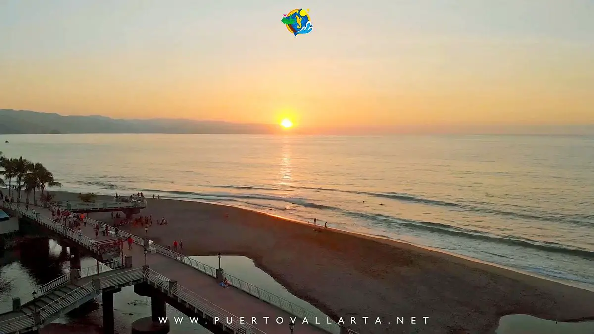 Puesta de Sol en el Centro de Puerto Vallarta, Isla del Río Cuale