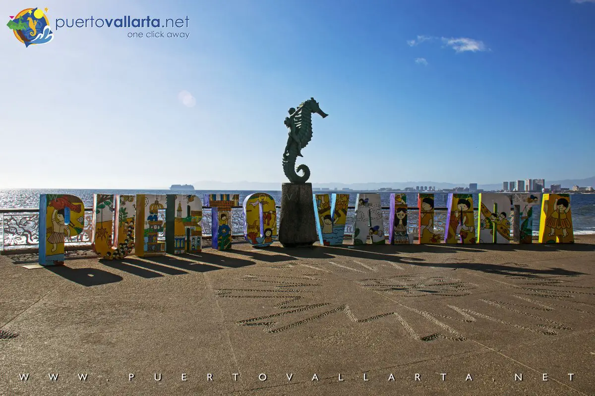 Letras y letrero de Puerto Vallarta en el Malecon y la estatua del Caballito de Mar