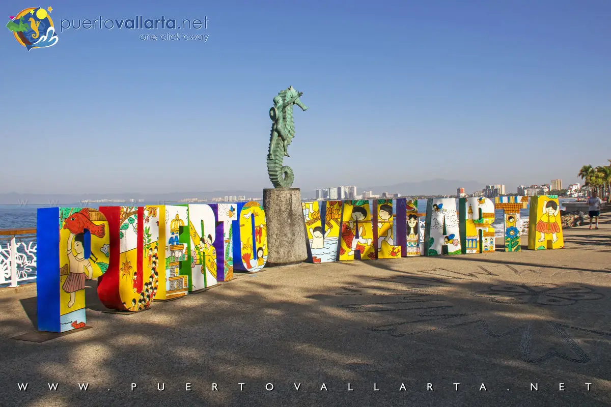 Malecon de Puerto Vallarta y la escultura del Caballito de Mar