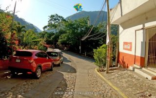 Public transports stops here when it arrives to Boca de Tomatlán