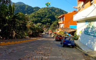 Boca de Tomatlán, going down Pelicanos street