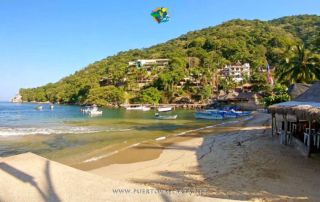 Boca de Tomatlan, restaurants line this part of the beach