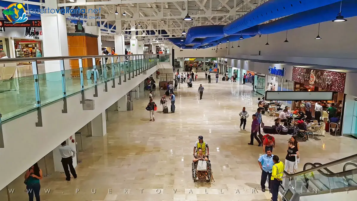 Vestíbulo principal del Aeropuerto de Puerto Vallarta visto desde el segundo piso