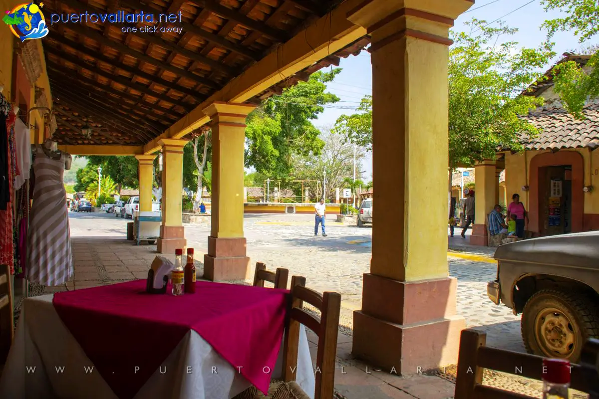 Calle Primero de Abril y Morelos, El Tuito, Cabo Corrientes, Jalisco, México