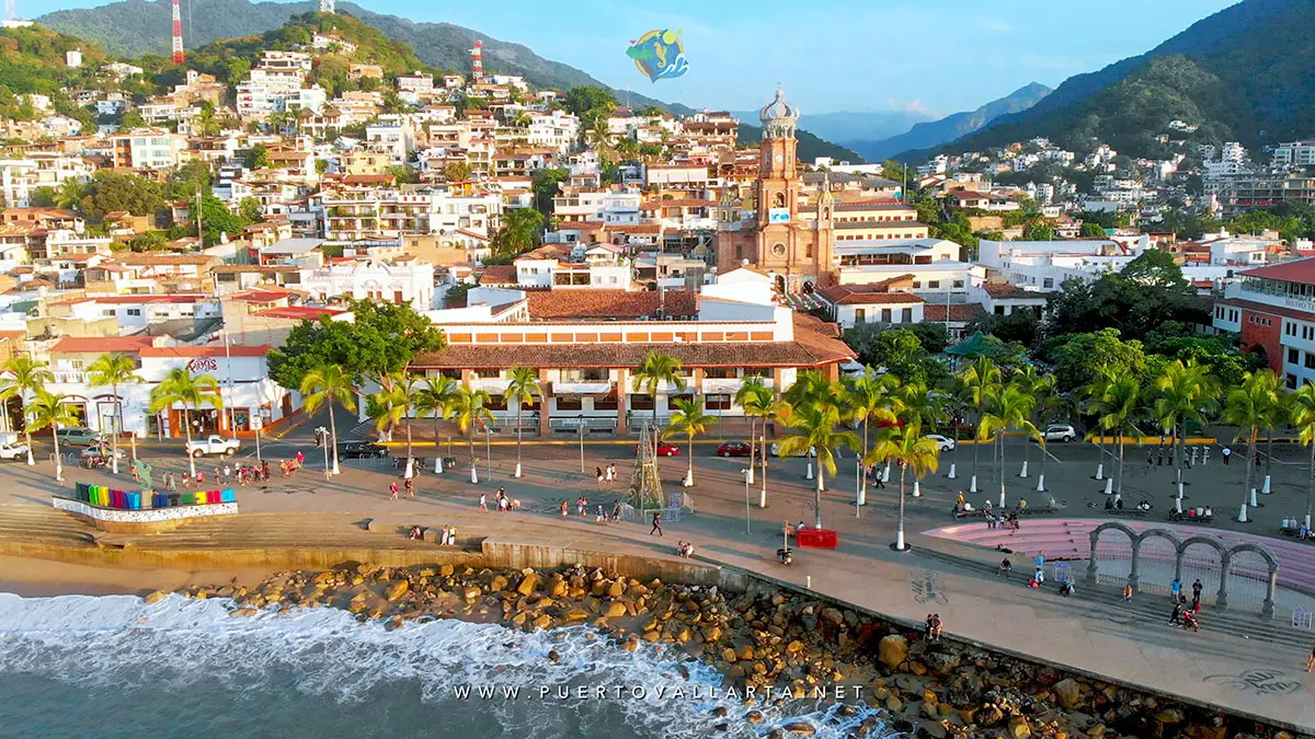 El Malecon de Puerto Vallarta los Arcos, la Plaza de Armas, el Caballito de Mar y la Parroquia de Guadalupe en una sola toma