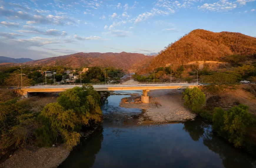 Bridge over the Ameca River near Puerto Vallarta, illustrating regional road connections with Bahía de Banderas