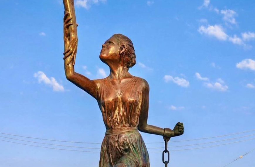 New ‘Liberated Woman’ Statue in Bahía de Banderas