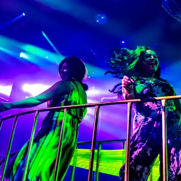 Concertgoers under colorful stage lights in Puerto Vallarta, used for Vibra Jalisco Fan Zone concert news