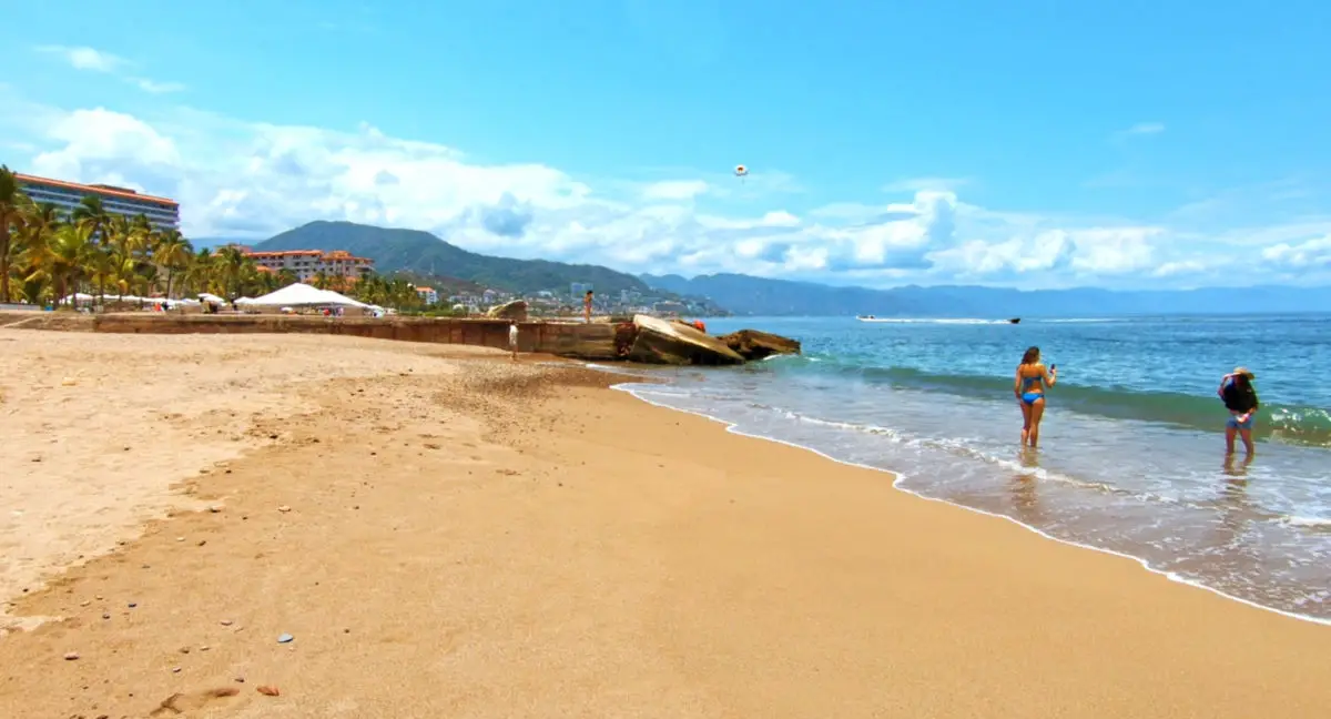 Tranquila Beach, Hotel Zone Puerto Vallarta looking south