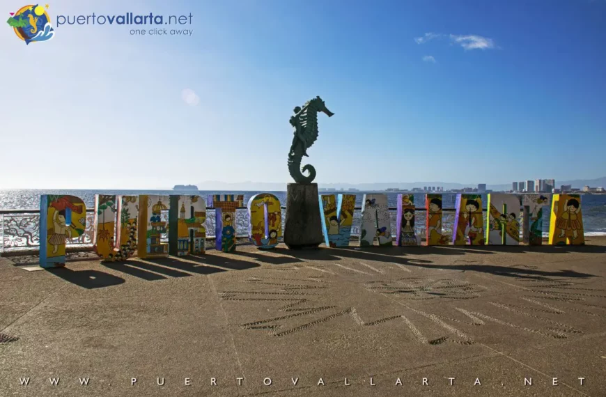 Letrero Puerto Vallarta en el Malecón