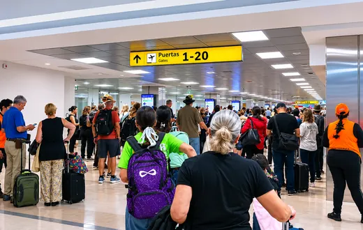 Viajeros formados cerca del filtro de seguridad en el Aeropuerto de Puerto Vallarta