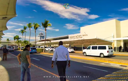 Acera de llegadas y zona de traslados de la terminal del Aeropuerto de Puerto Vallarta