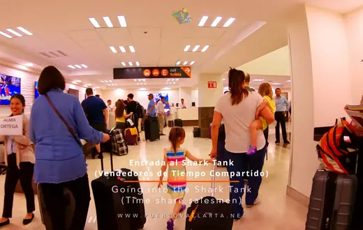 Entrada al pasillo de ventas de tiempo compartido después de aduana en el Aeropuerto de Puerto Vallarta
