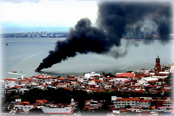 Incendio del Barco Turístico Vagabundo en Puerto Vallarta