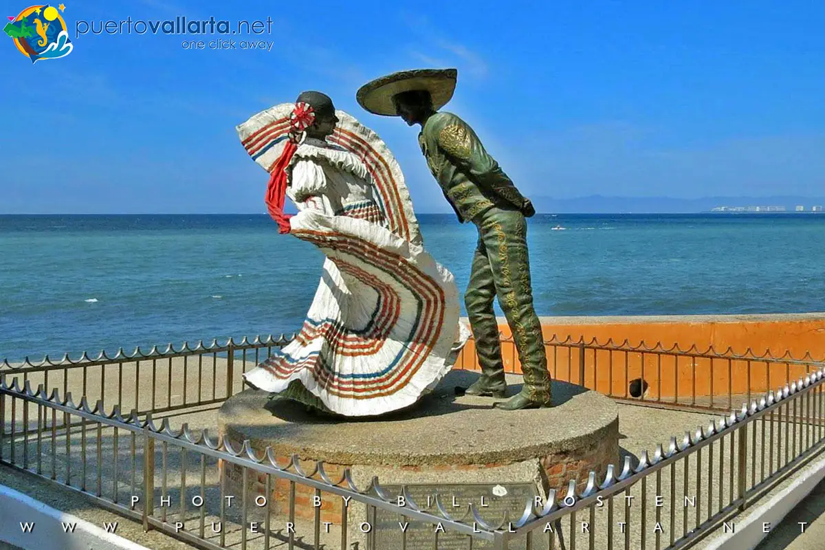 Dancers and beach atmosphere in Puerto Vallarta for a salsa, bachata, kizomba and zouk festival
